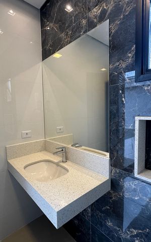 Casa de condomínio à venda com 323m², 4 quartos e 6 vagas Casa de condomínio à venda com 323m², 4 quartos e 6 vagasBanheiro Social
