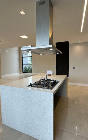 Casa de condomínio à venda com 323m², 4 quartos e 6 vagas Casa de condomínio à venda com 323m², 4 quartos e 6 vagasCozinha