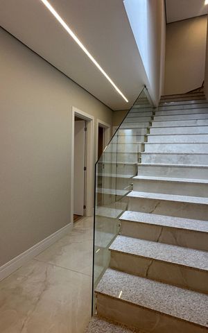 Casa de condomínio à venda com 323m², 4 quartos e 6 vagas Casa de condomínio à venda com 323m², 4 quartos e 6 vagasEscada