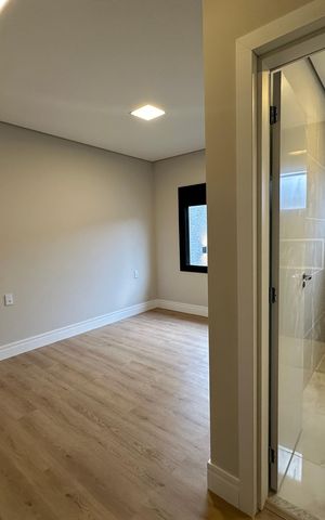 Casa de condomínio à venda com 323m², 4 quartos e 6 vagas Casa de condomínio à venda com 323m², 4 quartos e 6 vagasSuíte 3