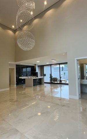 Casa de condomínio à venda com 323m², 4 quartos e 6 vagas Casa de condomínio à venda com 323m², 4 quartos e 6 vagasSala