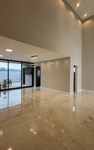 Casa de condomínio à venda com 323m², 4 quartos e 6 vagas Casa de condomínio à venda com 323m², 4 quartos e 6 vagasSala