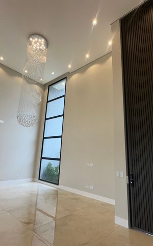 Casa de condomínio à venda com 323m², 4 quartos e 6 vagas Casa de condomínio à venda com 323m², 4 quartos e 6 vagasSala
