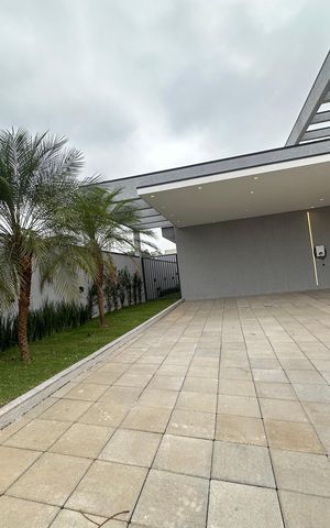 Casa de condomínio à venda com 323m², 4 quartos e 6 vagas Casa de condomínio à venda com 323m², 4 quartos e 6 vagasFachada