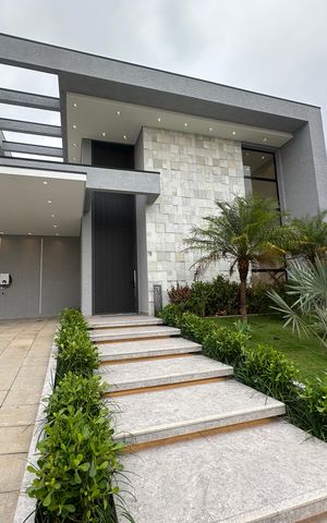 Casa de condomínio à venda com 323m², 4 quartos e 6 vagas Casa de condomínio à venda com 323m², 4 quartos e 6 vagasFachada