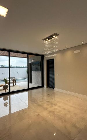 Casa de condomínio à venda com 323m², 4 quartos e 6 vagas Casa de condomínio à venda com 323m², 4 quartos e 6 vagasSala