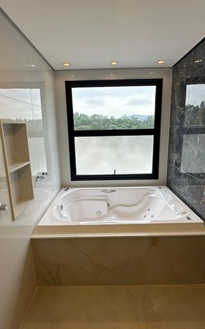 Casa de condomínio à venda com 323m², 4 quartos e 6 vagas Casa de condomínio à venda com 323m², 4 quartos e 6 vagasBanheiro da Suíte 1