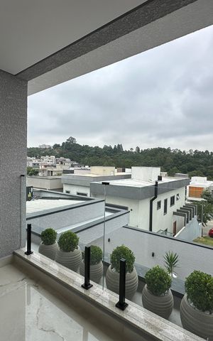 Casa de condomínio à venda com 323m², 4 quartos e 6 vagas Casa de condomínio à venda com 323m², 4 quartos e 6 vagasVaranda