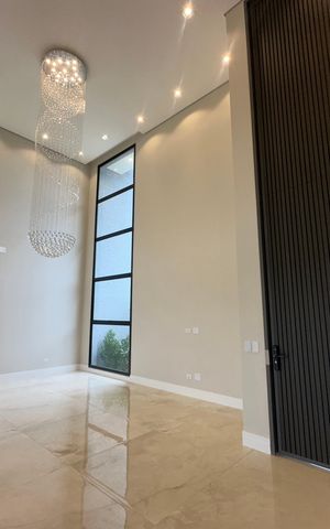 Casa de condomínio à venda com 323m², 4 quartos e 6 vagas Casa de condomínio à venda com 323m², 4 quartos e 6 vagasSala