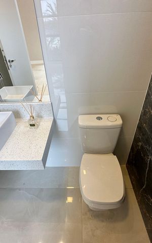 Casa de condomínio à venda com 323m², 4 quartos e 6 vagas Casa de condomínio à venda com 323m², 4 quartos e 6 vagasLavabo