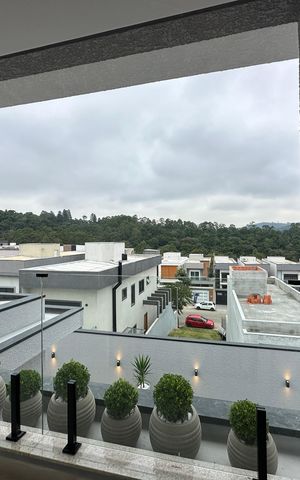 Casa de condomínio à venda com 323m², 4 quartos e 6 vagas Casa de condomínio à venda com 323m², 4 quartos e 6 vagasVaranda