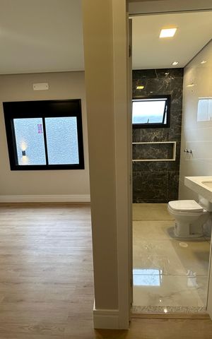 Casa de condomínio à venda com 323m², 4 quartos e 6 vagas Casa de condomínio à venda com 323m², 4 quartos e 6 vagasBanheiro da Suíte 3