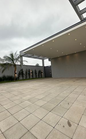 Casa de condomínio à venda com 323m², 4 quartos e 6 vagas Casa de condomínio à venda com 323m², 4 quartos e 6 vagasGaragem