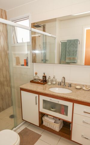 Apartamento à venda com 101m², 2 quartos e 2 vagas Apartamento à venda com 101m², 2 quartos e 2 vagasBanheiro da Suíte 1