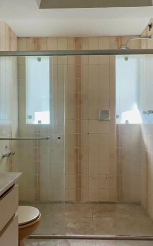 Casa para alugar com 420m², 4 quartos e 3 vagas Casa para alugar com 420m², 4 quartos e 3 vagasBanheiro da Suíte 1