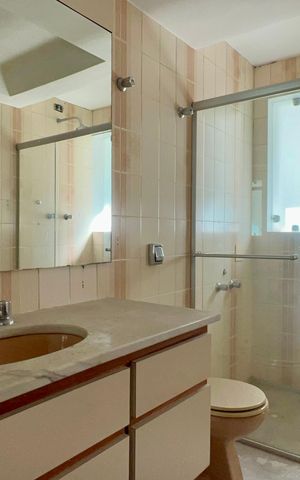 Casa para alugar com 420m², 4 quartos e 3 vagas Casa para alugar com 420m², 4 quartos e 3 vagasBanheiro da Suíte 1