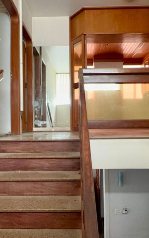 Casa para alugar com 420m², 4 quartos e 3 vagas Casa para alugar com 420m², 4 quartos e 3 vagasEscada