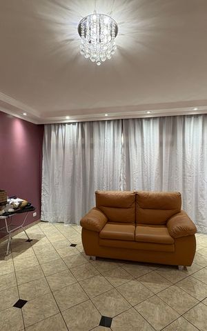 Casa à venda com 365m², 3 quartos e 6 vagas Casa à venda com 365m², 3 quartos e 6 vagasSala