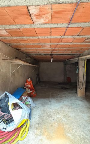 Casa à venda com 365m², 3 quartos e 6 vagas Casa à venda com 365m², 3 quartos e 6 vagasPorão