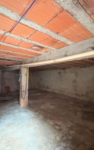 Casa à venda com 365m², 3 quartos e 6 vagas Casa à venda com 365m², 3 quartos e 6 vagasPorão