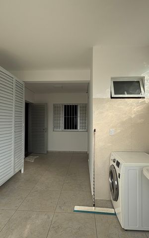Casa à venda com 365m², 3 quartos e 6 vagas Casa à venda com 365m², 3 quartos e 6 vagasÁrea de Serviço