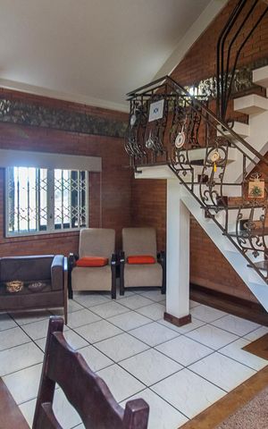 Casa à venda com 320m², 5 quartos e 2 vagasSala