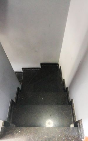 Casa de condomínio à venda com 94m², 2 quartos e 2 vagas Casa de condomínio à venda com 94m², 2 quartos e 2 vagasEscada