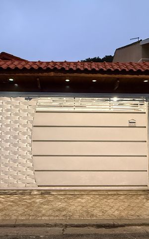Casa à venda com 175m², 3 quartos e 3 vagas Casa à venda com 175m², 3 quartos e 3 vagasFachada