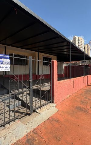 Casa para alugar com 200m², 2 quartos e 2 vagas Casa para alugar com 200m², 2 quartos e 2 vagasFachada