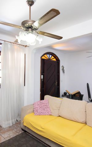 Casa à venda com 240m², 3 quartos e 2 vagas Casa à venda com 240m², 3 quartos e 2 vagasSala