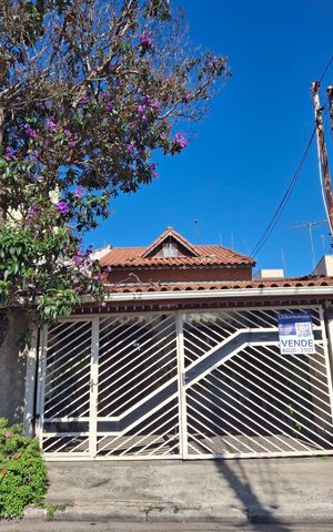 Casa à venda com 240m², 3 quartos e 2 vagas