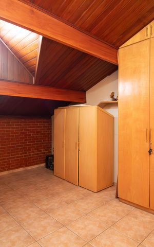 Casa à venda com 240m², 3 quartos e 2 vagas Casa à venda com 240m², 3 quartos e 2 vagasSótão