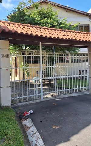 Casa de condomínio à venda com 145m², 3 quartos e 2 vagas Casa de condomínio à venda com 145m², 3 quartos e 2 vagasplaca