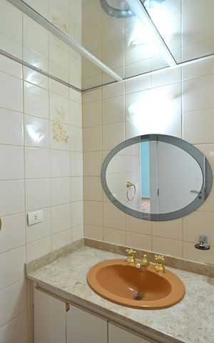 Casa à venda com 332m², 4 quartos e 4 vagasBanheiro Social