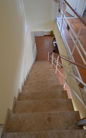 Casa à venda com 332m², 4 quartos e 4 vagasEscadas