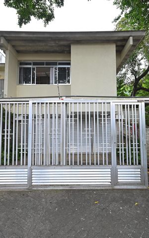 Casa à venda com 332m², 4 quartos e 4 vagasFachada