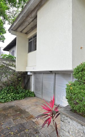 Casa à venda com 332m², 4 quartos e 4 vagasEntrada