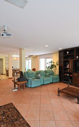 Casa à venda com 332m², 4 quartos e 4 vagasSala