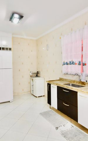 Casa à venda com 145m², 4 quartos e 4 vagas Casa à venda com 145m², 4 quartos e 4 vagasCozinha