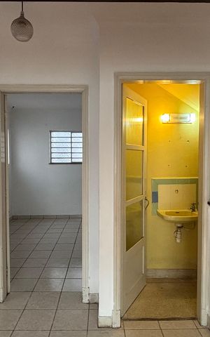 Casa à venda com 180m², 5 quartos e 4 vagas Casa à venda com 180m², 5 quartos e 4 vagasLavabo