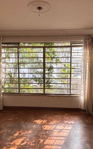 Casa à venda com 180m², 5 quartos e 4 vagas Casa à venda com 180m², 5 quartos e 4 vagasSala