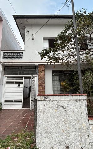 Casa à venda com 180m², 5 quartos e 4 vagas Casa à venda com 180m², 5 quartos e 4 vagasFachada