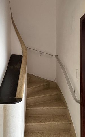 Casa à venda com 180m², 5 quartos e 4 vagas Casa à venda com 180m², 5 quartos e 4 vagasEscada