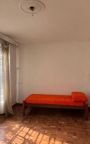 Casa à venda com 180m², 5 quartos e 4 vagas Casa à venda com 180m², 5 quartos e 4 vagasSala