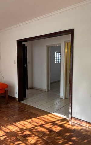 Casa à venda com 180m², 5 quartos e 4 vagas Casa à venda com 180m², 5 quartos e 4 vagasSala