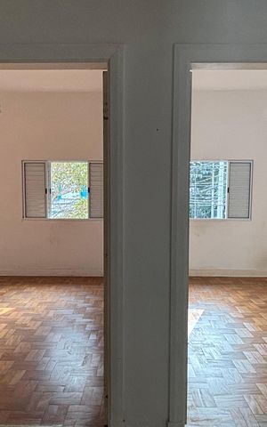 Casa à venda com 180m², 5 quartos e 4 vagas Casa à venda com 180m², 5 quartos e 4 vagasHall