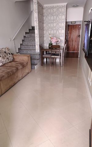 Casa à venda com 120m², 2 quartos e 2 vagas Casa à venda com 120m², 2 quartos e 2 vagasSala