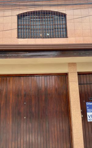 Casa à venda com 200m², 3 quartos e 2 vagasPlaca instalada na fachada do imóvel