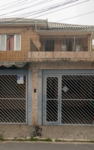 Casa à venda com 300m², 7 quartos e 2 vagas Casa à venda com 300m², 7 quartos e 2 vagasFachada