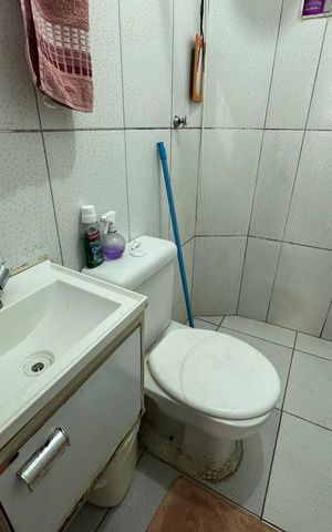 Casa à venda com 52m², 2 quartos e 1 vaga Casa à venda com 52m², 2 quartos e 1 vagaBanheiro
